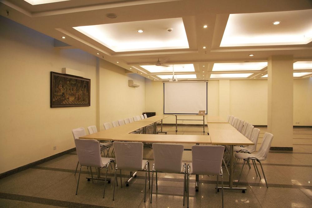 Alpina Hotels & Suites New Delhi Exteriör bild