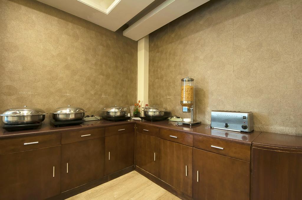 Alpina Hotels & Suites New Delhi Exteriör bild
