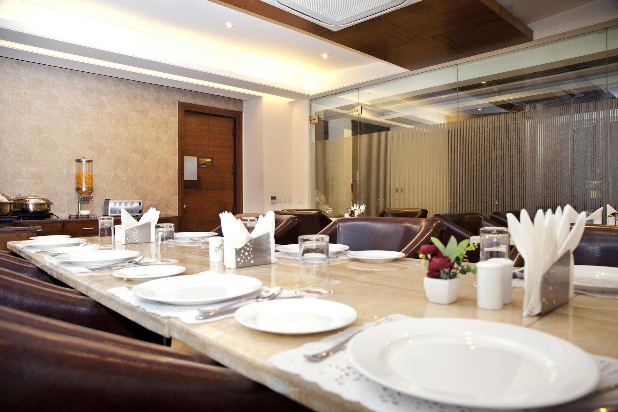 Alpina Hotels & Suites New Delhi Exteriör bild