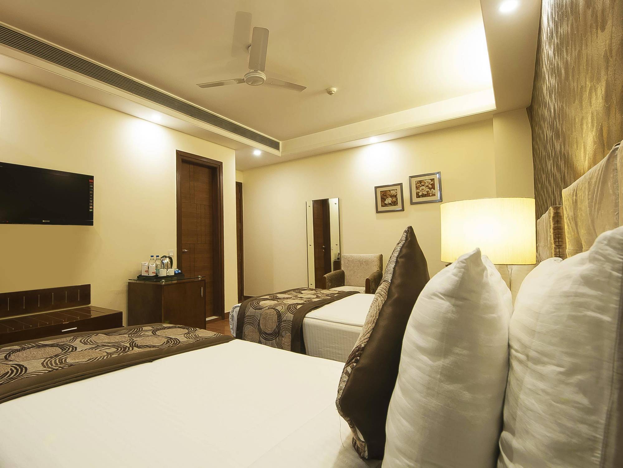 Alpina Hotels & Suites New Delhi Exteriör bild