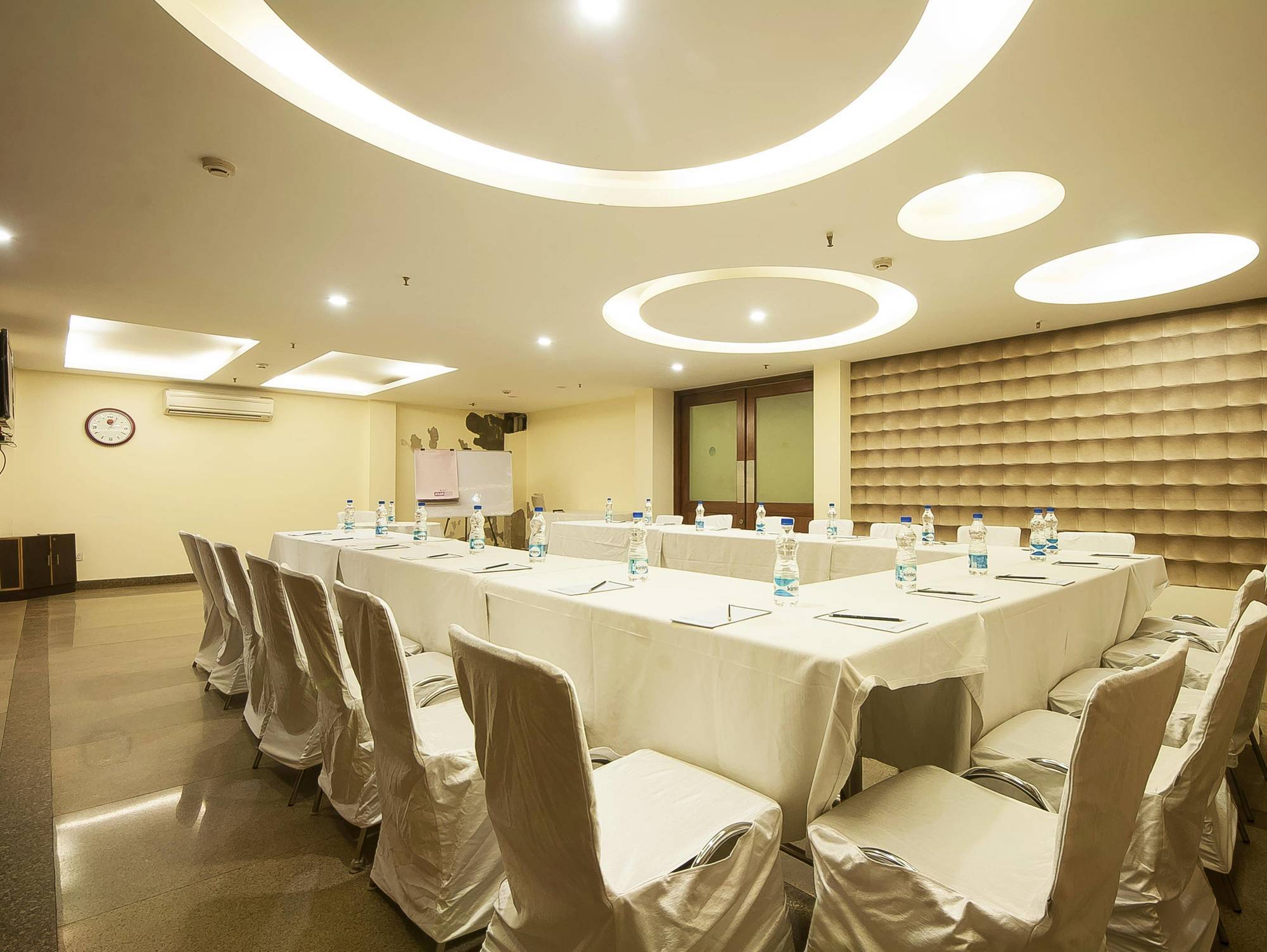 Alpina Hotels & Suites New Delhi Exteriör bild