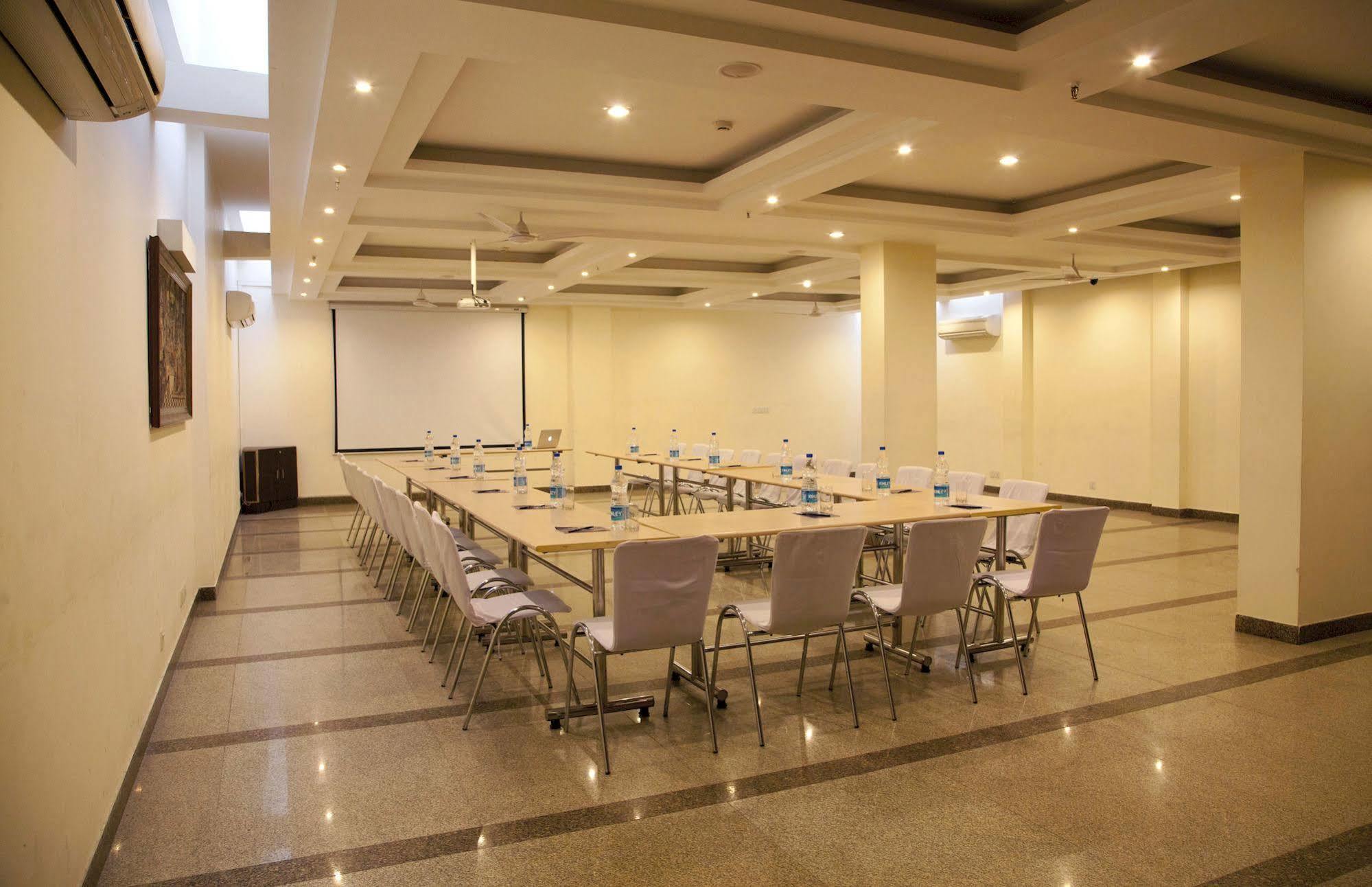 Alpina Hotels & Suites New Delhi Exteriör bild